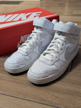 Nike Boys 7Y White And Green Logo Court Borough Mid 2 (GS)